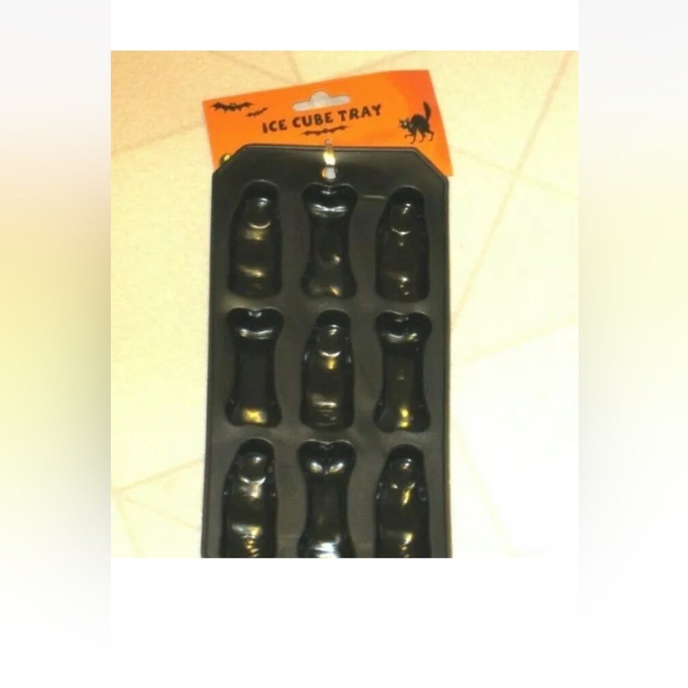 Silicone Ice Cube Tray Makes Halloween Creepy Finger & Bone Shaped Cubes